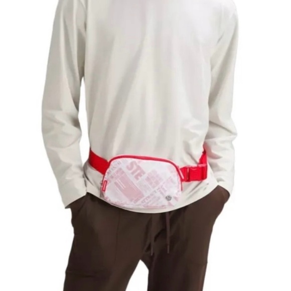 2 Everywhere belt bag Manifesto Print red/white and black/white - Picture 6 of 15